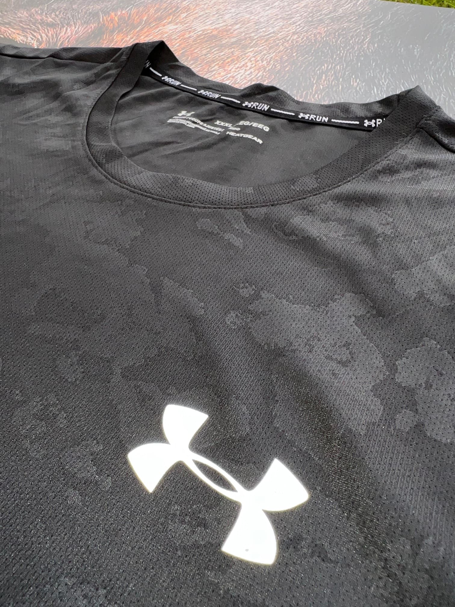 Camiseta UA Negra Camuflada - Image 4