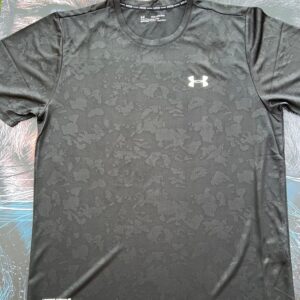 Camiseta UA Negra Camuflada