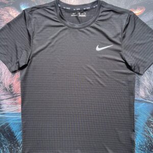 Camiseta Nike negra rayas